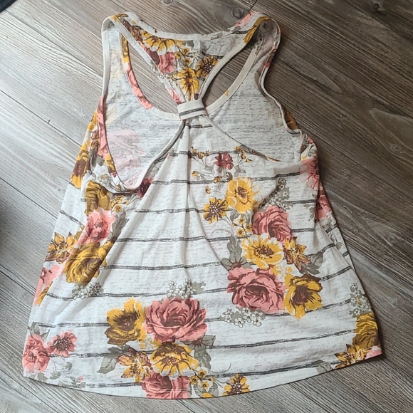 Floral tank - Picture 2 of 2
